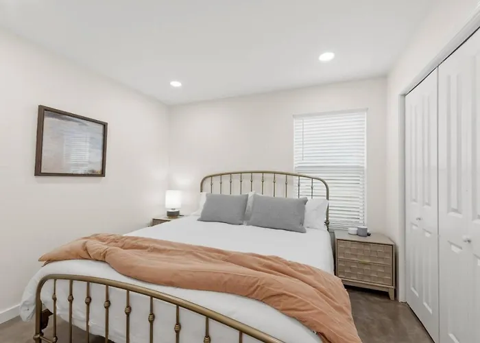 Poydras Inn-cajun Luxury-fast Wifi-brand New Holiday home Lafayette